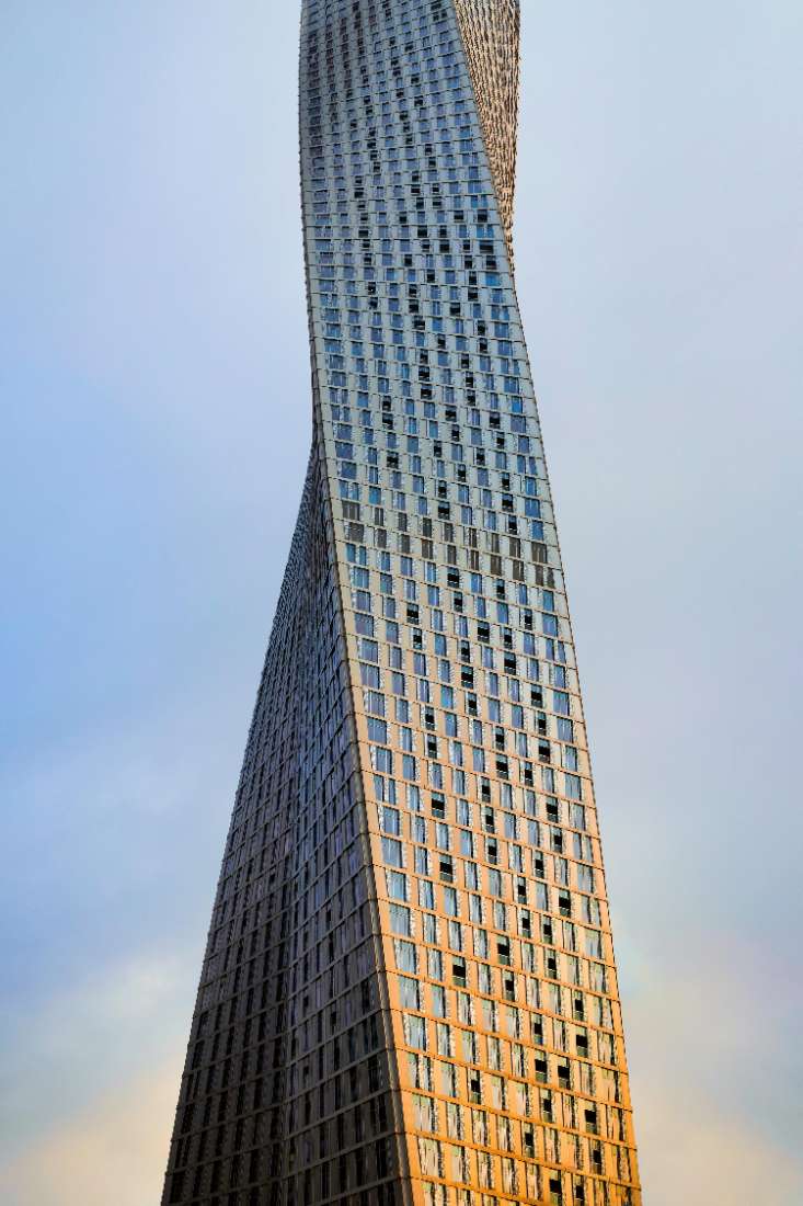 batiment building dans le ciel orange bleu