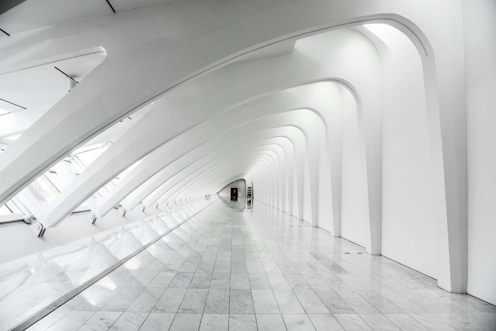 pièce longue artistique couloir blanc arches