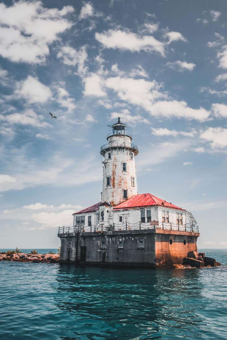 phare sur l'eau en mer